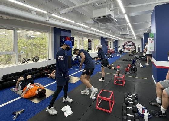 F45 트레이닝 공덕점 전경. 동작 중간 약 20초간 쉬는 시간에 촬영한 모습이다.