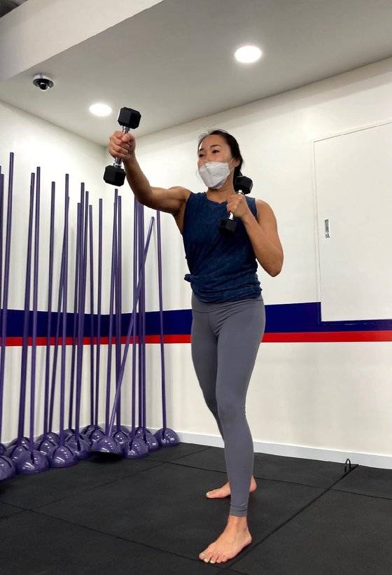 덤벨을 들고 복싱을 하듯 움직이는 동작 중이다. 유산소 프로그램에 포함된 동작으로, 팔을 포함한 상체 근력을 키우는데도 도움이 된다.