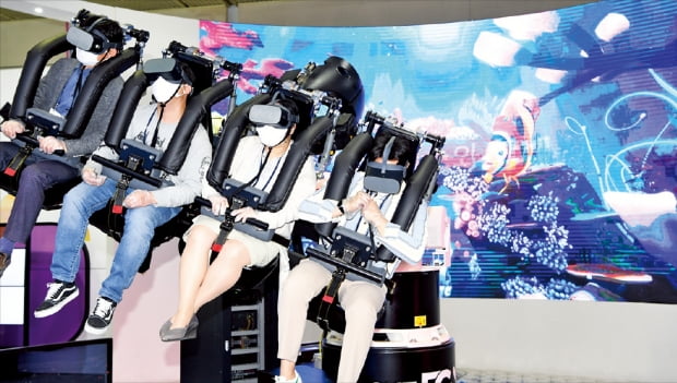 지난 4월 서울 삼성동 코엑스에서 열린 월드IT쇼를 찾은 시민들이 SK텔레콤이 선보인 가상현실(VR) 서비스를 즐기고 있다.  허문찬  기자