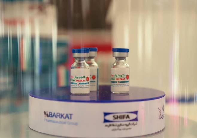 이란 보건 당국이 이란산 코로나19 백신 ‘코비란’의 긴급 사용을 승인했다. 사진은 지난달 11일 촬영한 코비란 백신의 모습.     카라즈｜로이터WANA연합뉴스