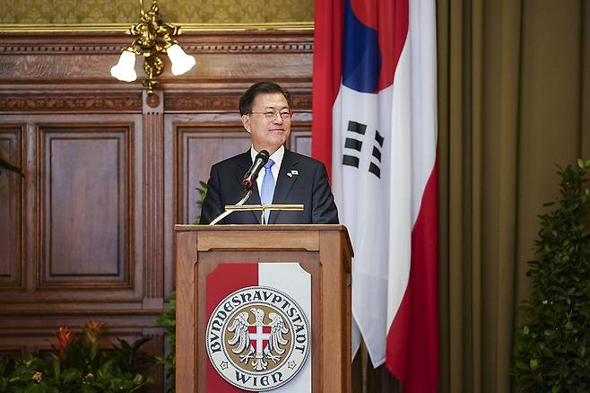 President Moon Jae-in during his visit to the Vienna City Hall on Tuesday. (Cheong Wa Dae)