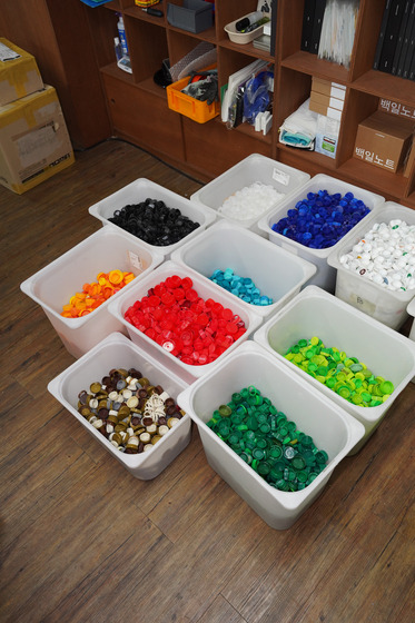 Colored plastics are sorted at the mill. [JEON TAE-GYU]