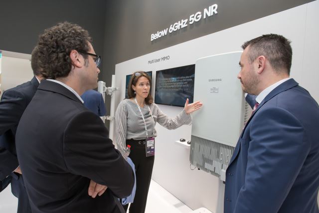 해외 바이어들이 MWC 2019에서 삼성전자 네트워크사업부 부스에서 5G 장비 설명을 듣고 있다. 삼성전자 제공