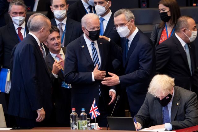 조 바이든 미국 대통령이 14일(현지시간) 벨기에 브뤼셀의 북대서양조약기구(나토·NATO) 본부에서 나토 정상회의를 앞두고 레제프 타이이프 에르도안(왼쪽) 터키 대통령, 옌스 스톨텐베르그(오른쪽) 나토 사무총장과 대화하고 있다. 로이터연합뉴스