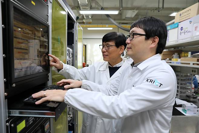 한국화학연구원 연구진이 이산화탄소를 재활용하는 반응장치를 운전하고 있다.[한국화학연구원 제공]