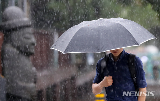 [제주=뉴시스]우장호 기자 = 제주도청 인근 거리에 우산을 쓴 시민이 출근길 발걸음을 재촉하고 있다. (뉴시스DB) woo1223@newsis.com