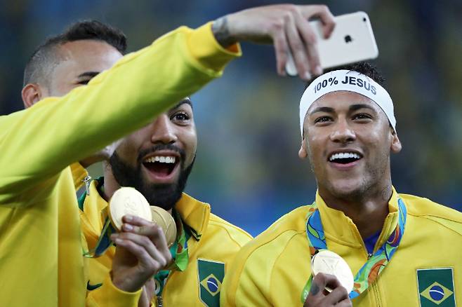 2016 리우올림픽에서 금메달을 획득한 네이마르(오른쪽). 연합뉴스
