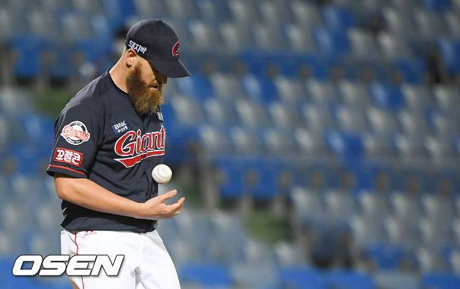 [OSEN=대전,박준형 기자] 15일 오후 대전 한화생명이글스파크에서 2021 신한은행 SOL KBO리그 한화 이글스와 롯데 자이언츠의 경기가 진행됐다.5회말 무사 1,3루 롯데 선발투수 스트레일리가 아쉬워하고 있다.  21.06.15 / soul1014@osen.co.kr