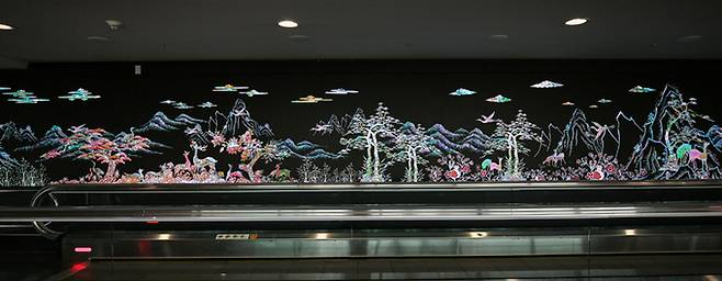 인천국제공항 동편 입국장에 설치된 LED 미디어 월은 초고밀도로 색을 구현하고 있어 나전칠기 특유의 은빛과 햇빛에 비친 영롱한 빛깔까지 보여준다. 한국문화재재단 제공