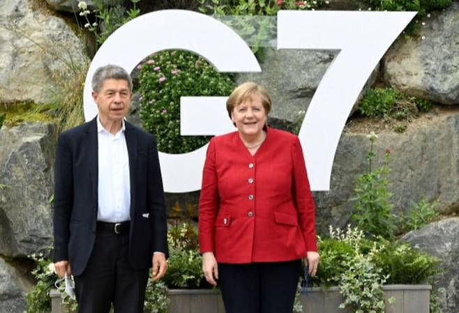 앙겔라 메르켈 독일 총리(오른쪽)가 남편 요아힘 자우어 교수와 함께 영국 콘월 G7 정상회의 기념 조형물 앞에 서 있는 모습. 콘월=UPI연합뉴스