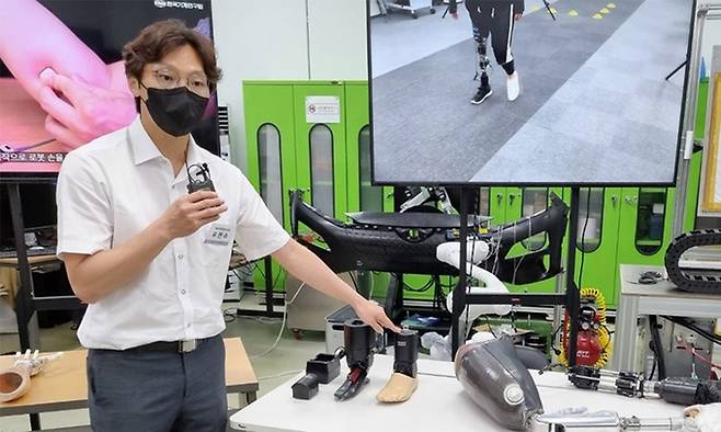 한국기계연구원 연구원이 15일 자체 개발한 로봇 의족 기술을 소개하고 있다. 기계연은 이날 원내에서 로봇 기술 연구 성과 간담회를 열고 기계연이 개발 중인 차세대 로봇 기술을 소개했다. 연합뉴스