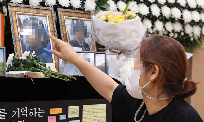 지난 14일 경기도 성남시 국군수도병원 장례식장에 마련된 고(故) 이 모 중사 추모소에서 이 중사의 어머니가 이 중사 생전 모습이 담긴 사진을 바라보고 있다. 연합뉴스