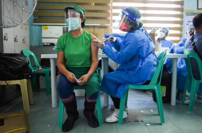 코로나19 백신을 맞는 필리핀 주민. 로이터 연합뉴스