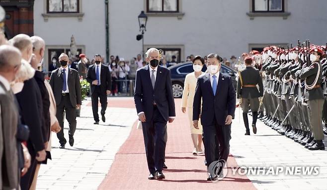 의장대 사열하는 문 대통령 (빈[오스트리아]=연합뉴스) 이진욱 기자 = 오스트리아를 국빈 방문중인 문재인 대통령이 14일(현지시간) 빈 호프부르크궁 발하우스 광장에서 열린 공식환영식에서 알렉산더 판데어벨렌 대통령과 의장대를 사열하고 있다. 2021.6.14 cityboy@yna.co.kr