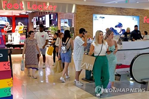 실내 마스크 착용의무 해제 첫날인 이스라엘 텔아비브의 쇼핑몰풍경 [AFP=연합뉴스]