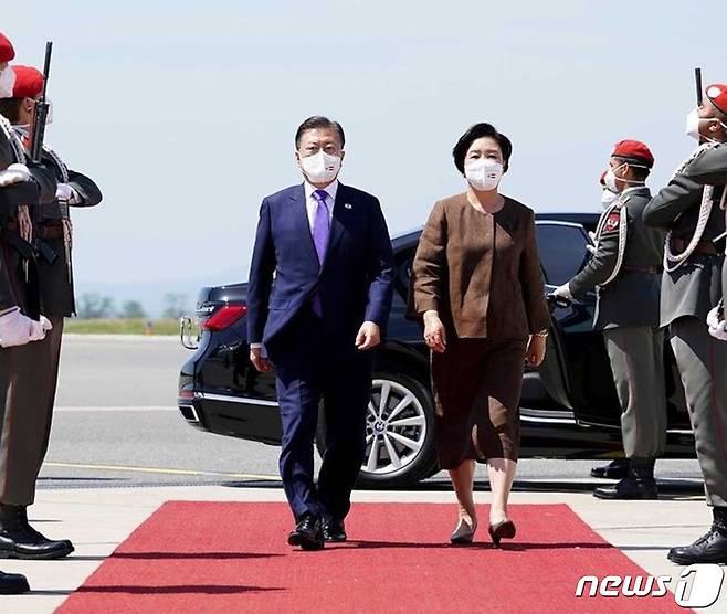 문재인 대통령과 부인 김정숙 여사가 15일(현지시간) 오스트리아 국빈 방문을 마치고 스페인으로 향하기 위해 빈 국제공항에서 공군1호기에 오르고 있다. (청와대 인스타그램) 2021.6.15/뉴스1