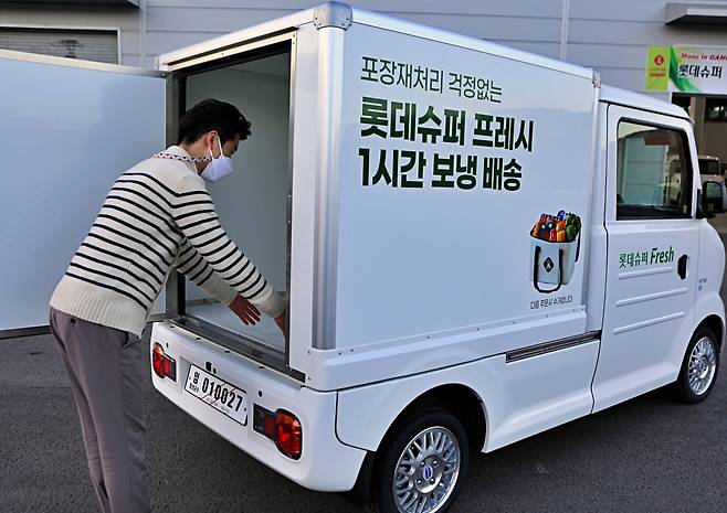 친환경 전기 배송 차량(롯데쇼핑 제공)© 뉴스1