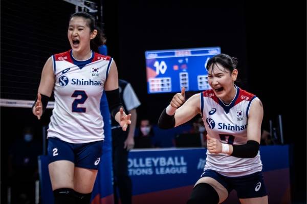 여자배구대표팀의 이다현(좌)과 안혜진(우)