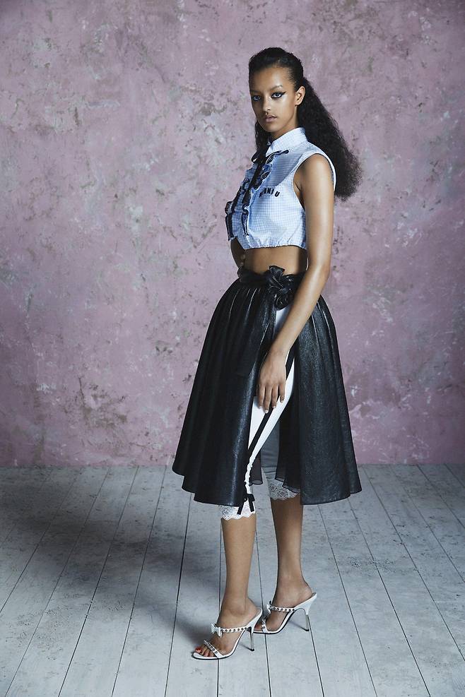 자전거용으로 인기인 바이커 쇼츠 패션은 패션쇼장을 수놓고 있다. MIU-MIU-RESORT-21