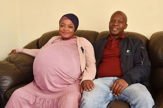 남아공에서 열 쌍둥이를 출산한 것으로 알려진 고시아메 타마라 시톨레(왼쪽)와 남편 테보호 초테치가 출산을 앞두고 언론 인터뷰를 하고 있다. /아프리카 뉴스 에이전시(ANA)