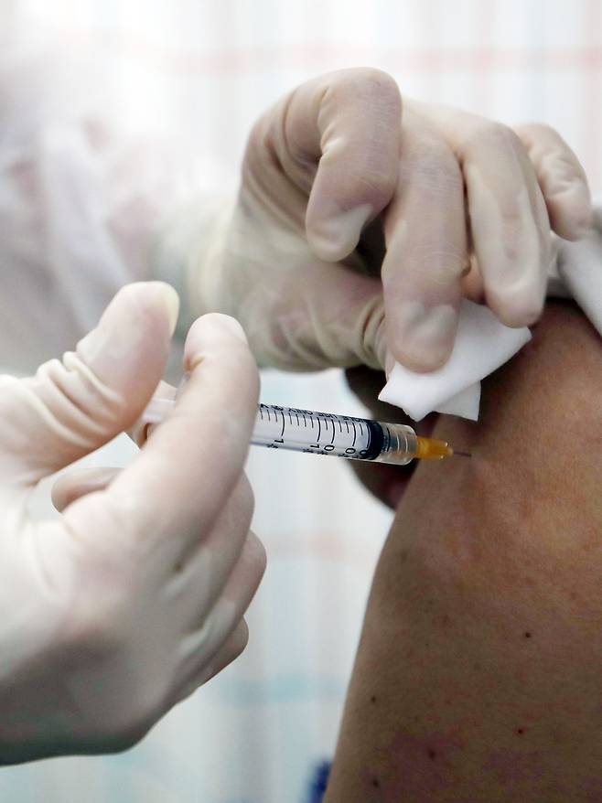 아스트라제네카 잔여 백신을 맞고 '혈소판 감소성 혈전증'에 걸린 30대 남성이 숨졌다. /연합뉴스