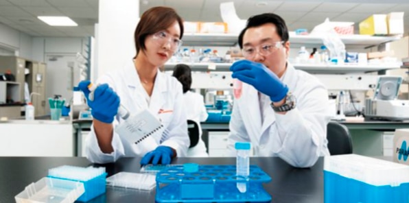 SK바이오팜 연구원들의 신약 연구 모습.