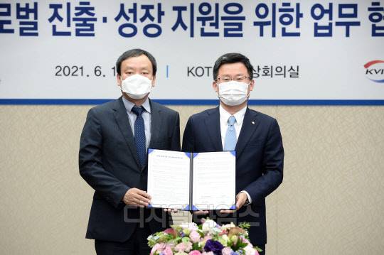 16일 코트라와 한국벤처투자는 서울 서초구 KOTRA 본사에서 '스타트업 글로벌 진출·성장 지원을 위한 업무협약(MOU)'을 체결했다. 김태호 KOTRA 중소중견기업본부장(왼쪽)이 장남준 한국벤처투자 글로벌성장본부장과 기념 촬영을 하고 있다.



<코트라 제공>