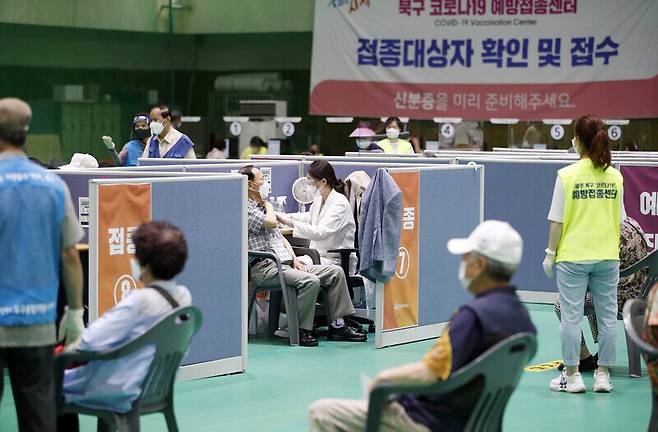 People aged 75 and above receive Pfizer’s COVID-19 vaccine on Monday at a vaccination center set up in Gwangju Buk (North) District. (Yonhap News)