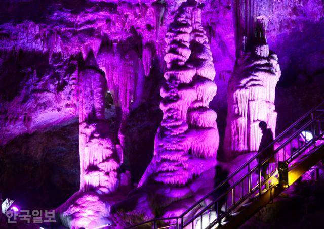 화암동굴에서는 금을 캐던 광산과 천연 석회암 동굴의 특징을 동시에 볼 수 있다.