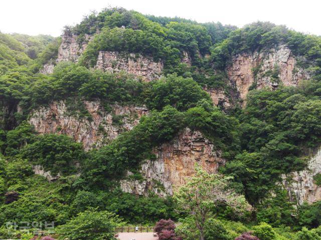 소금강 도로변에 2곳의 쉼터가 있다. 거대한 바위 절벽이 한눈에 담기 힘들 정도다.