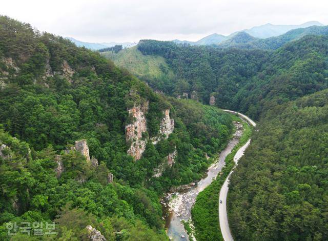 화암팔경 소금강 계곡. 지나다니는 차량이 많지 않아 호젓하게 드라이브를 즐기기 좋다.