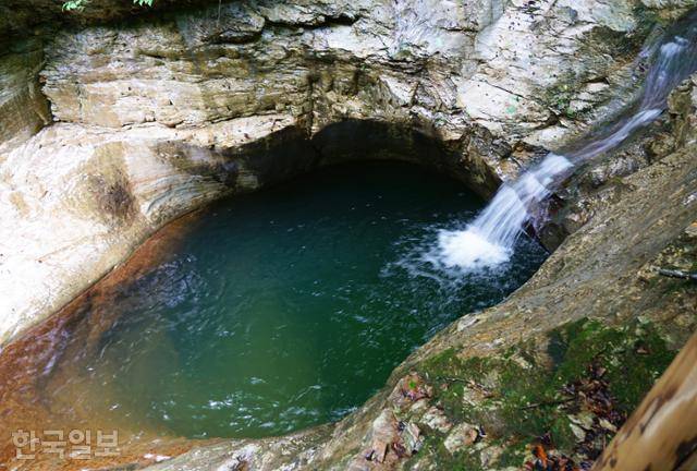 골뱅이폭포 위의 바가지소. 규모가 크지 않지만 푸른 물은 깊이를 가늠하기 힘들다.