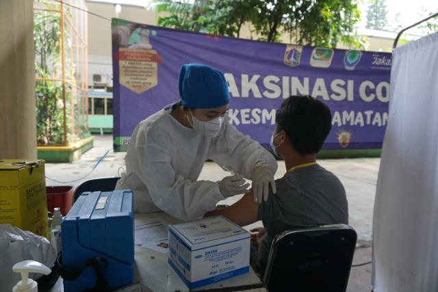 인도네시아 수도 자카르타의 한 보건소에서 지난 10일 본보 고찬유 특파원이 아스트라제네카 백신을 맞고 있다. 한국일보 자료사진