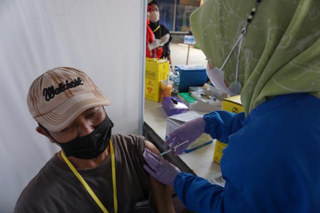인도네시아 수도 자카르타 한 보건소에서 10일 한 주민이 아스트라제네카 백신을 접종하고 있다. 자카르타=고찬유 특파원
