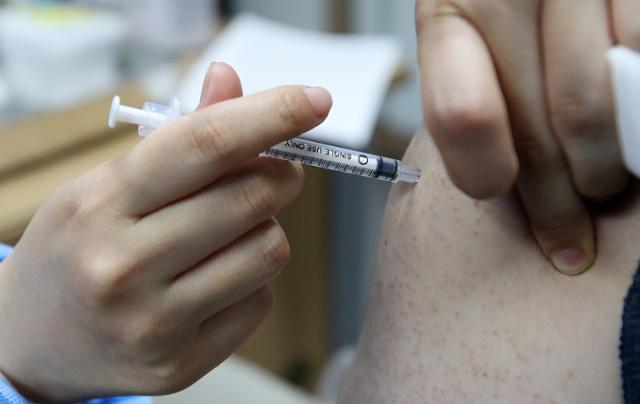 지난달 28일 서울의 한 보건소에서 보건소 관계자가 아스트라제네카 백신을 접종하고 있다. 뉴스1