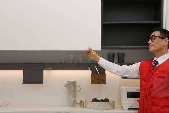 19년째 인테리어 시공기사로 일하고 있는 단호철씨는 한샘의 협력기사 가운데 단 7명 뿐인 ‘시공명장’ 중 한 명이다. 코로나19 이후 인테리어 수요가 늘며 최근에는 연간 실수익이 1억원을 넘어섰다. [사진 단호철]