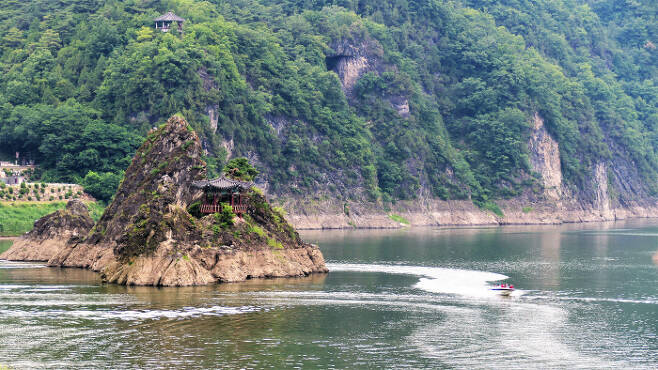 도담삼봉은 단양의 대표 명승이다. 남한강에 솟은 세봉우리가 빚어내는 경치에다 정도전이 등장하는 이야기, 보트타기 같은 레저가 어우러진다.