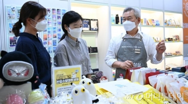 손창완 한국공항공사 사장(오른쪽)이 16일 김해공항 소공인 전용제품 상설판매점인 '갈매기상점'에서 CEO 일일 판매 지원에 나섰다/사진제공= 한국공항공사