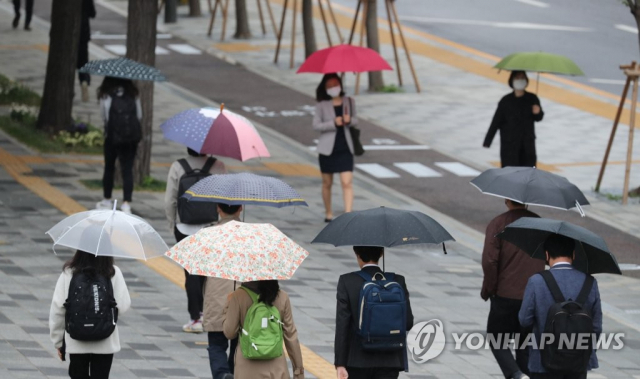 아침부터 비가 내린 지난 4일 서울시 중구 세종로에서 직장인들이 우산을 쓰고 출근하고 있다. /연합뉴스