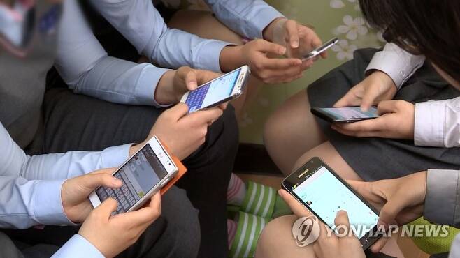 청소년 스마트폰 이용 모습 [연합뉴스TV 제공. 재판매 및 DB금지]