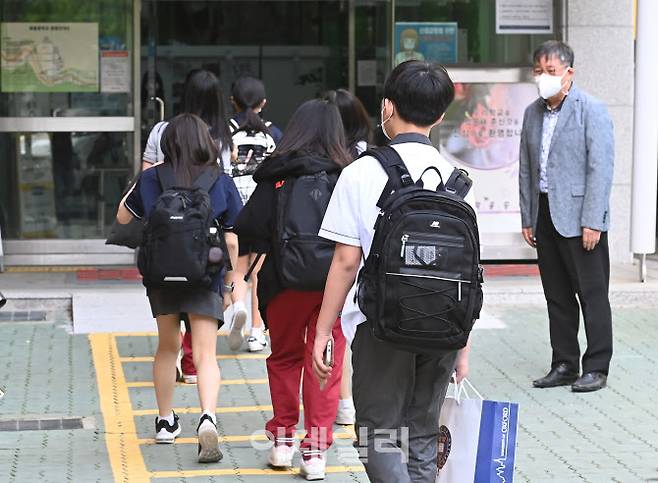 수도권 중학생과 직업계 고등학교 학생들의 등교 수업이 확대 시행된 14일 오전 경기도 수원시 권선구 화홍중학교에서 학생들이 등교하고 있다.(사진=뉴시스)