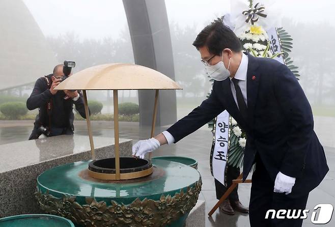 양승조 충남도지사가 17일 제주4·3평화공원에서 참배하고 있다.© 뉴스1