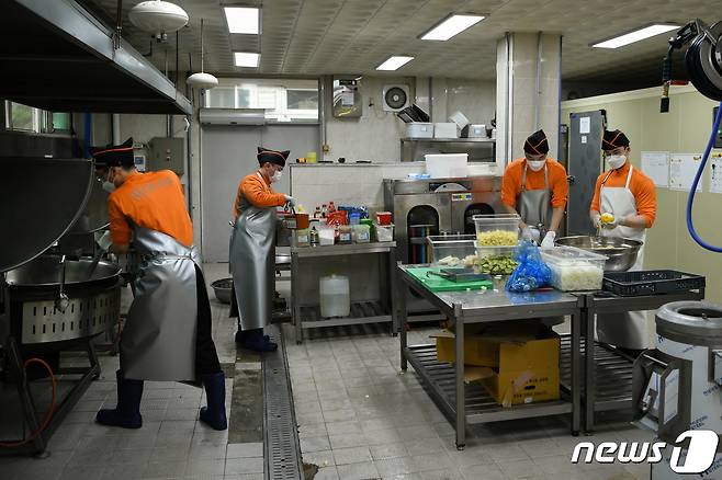 지난 3일 경기도 고양 소재 공군 제3방공유도탄여단 제8978부대 조리병들이 급식을 준비하고 있다. (국방부 제공) 2021.6.6/뉴스1