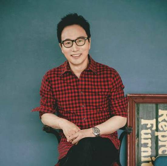 김종환은 초등학교 1학년 때 이미 기타를 치고 놀만큼 타고난 뮤지션이다. 자신의 데뷔곡이자 인생곡인 '존재의 이유'를 비롯해 '사랑을 위하여' '백년의 약속' 등이 연달아 히트하면서 무려 1000만장의 앨범이 팔렸다. /JH킴스뮤직