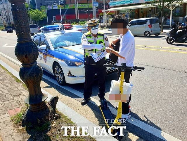 천안 안서동 대학가 인근에서 안전모를 착용하지 않은채 전동킥보드를 타던 학생이 단속에 적발됐다. / 김아영 기자