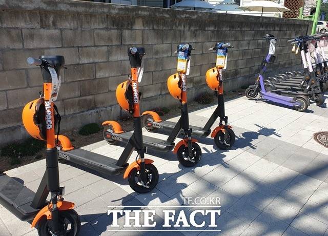 충남 천안 한 공유 킥보드 업체가 법령 개정에 따라 킥보드에 안전모를 비치했다. / 김아영 기자