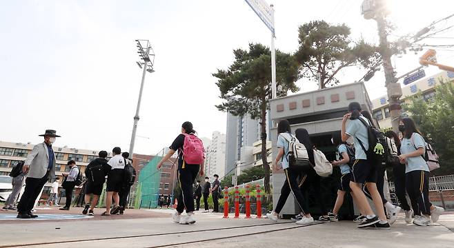 학교 밀집도 기준이 기존 3분의 1에서 3분의 2로 상향 조정됨에 따라 수도권 중학생 등교가 확대되며 직업계 고등학교 학생들은 매일 등교가 가능해진 14일 서울 동대문구 장평중학교에서 학생들이 등교를 하고 있다. 2021.06.14 사진공동취재단