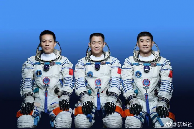 선저우 12호에 탑승한 우주인 3명. 왼쪽부터 탕훙보, 녜하이성, 류보밍이다. CNSA 제공