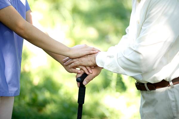 노년기에 지팡이를 잘 사용하면 근력과 균형감을 보충해 낙상과 척추 변형을 예방할 수 있다./사진=클립아트코리아