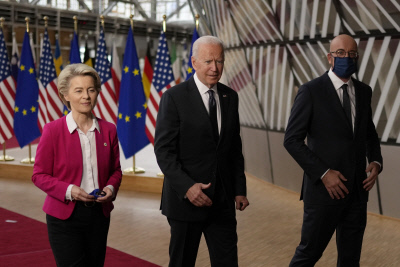 조 바이든 미국 대통령(가운데)과 우르줄라 폰데어라이엔 EU 집행위원장(왼쪽), 샤를 미셸 EU 정상회의 상임의장이 15일(현지시간) 벨기에 브뤼셀의 미국·EU 정상회의장에 도착해 함께 이동하고 있다. AP연합뉴스